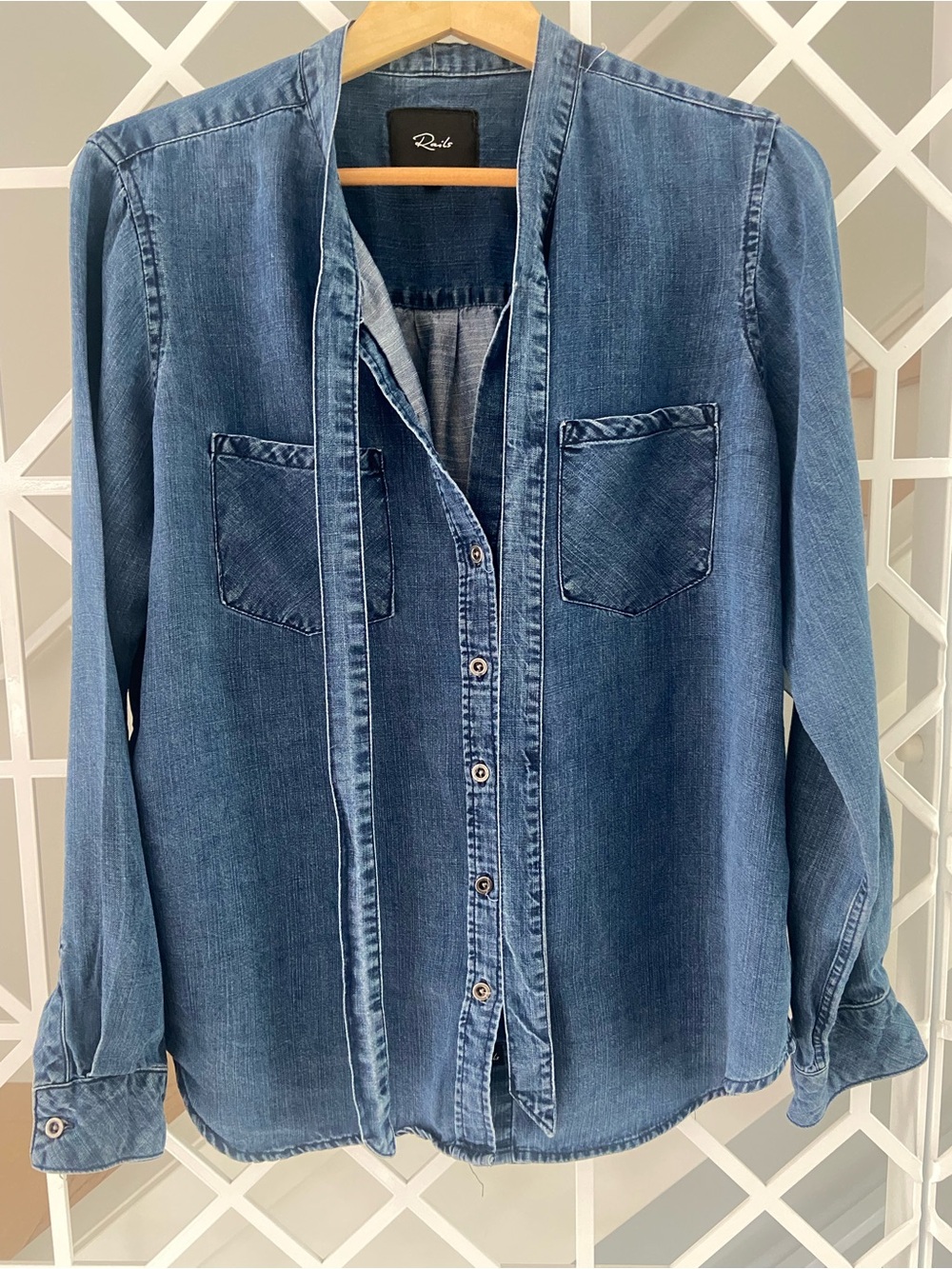 RAILS Rosalee Tencel Tie Neck Shirt Medium Dark Wash Chambray Blouse - Picture 2 of 9